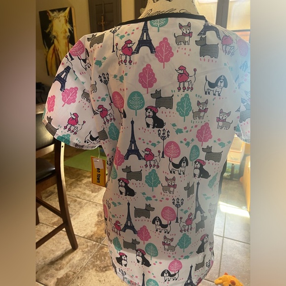 🆕 Green Town J'Adore Paris Women's 2-pocket STRETCH V-Neck Print Scrub Top - Picture 3 of 16